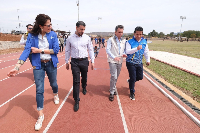 Lemus entrega nueva pista de atletismo en Tepatitlán 