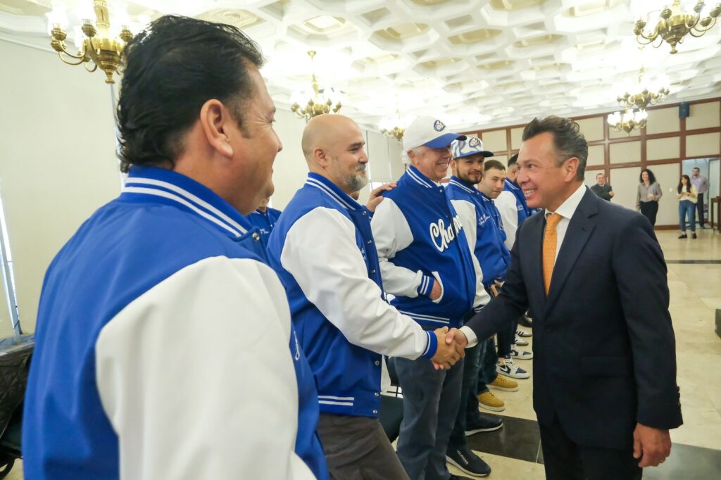 Lemus, entregó un reconocimiento al Club de Béisbol Charros de Jalisco