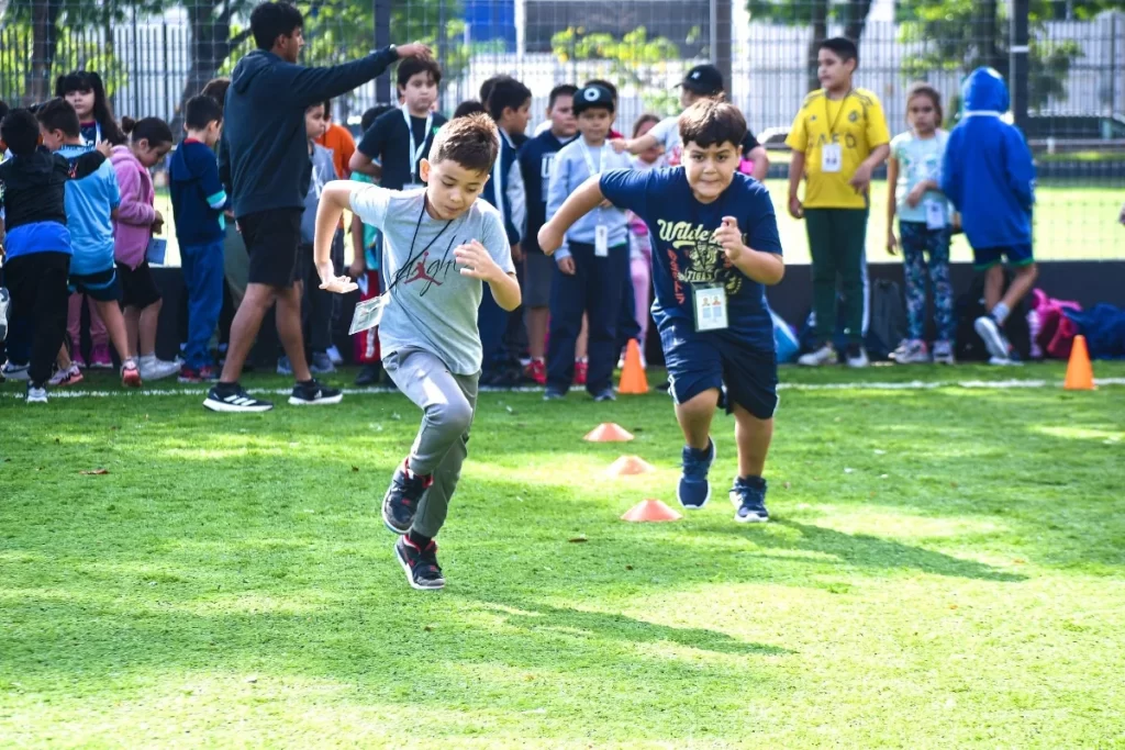 Niños que participan en los cursos de verano del Code Jalisco