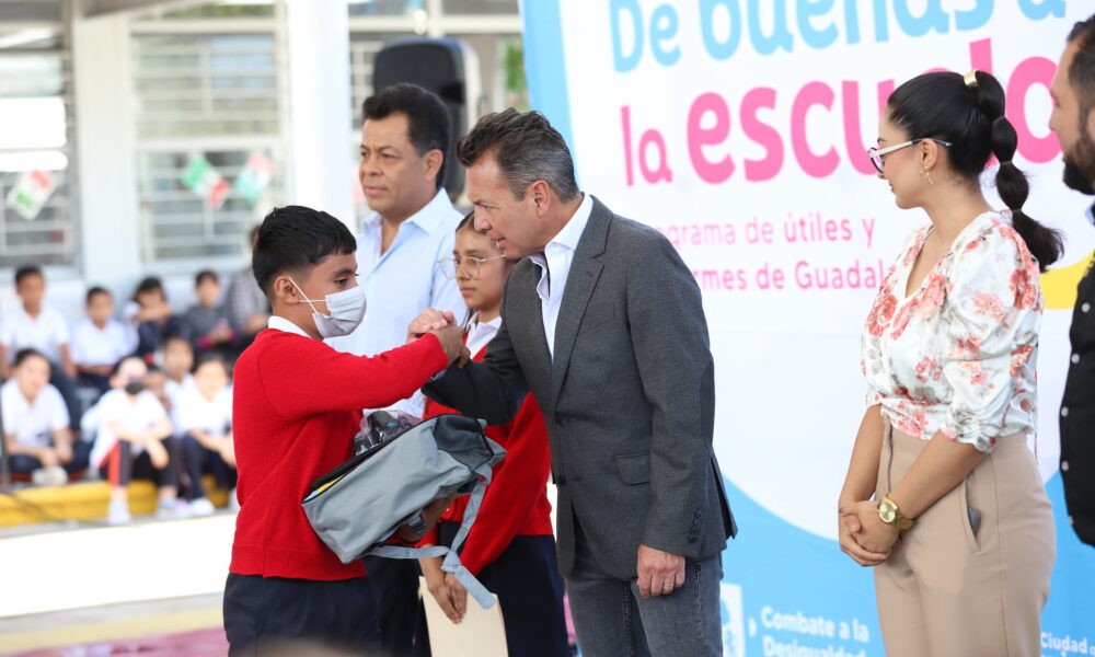 Guadalajara llevó a cabo la entrega de 309 paquetes escolares este lunes en la Escuela Primaria Manuel Crespo Monárrez.