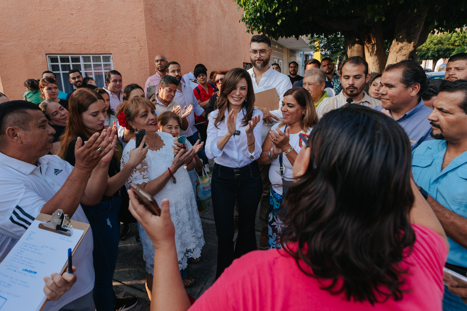 Verónica Delgadillo dialoga con vecinos de Talpita, promete atención a servicios