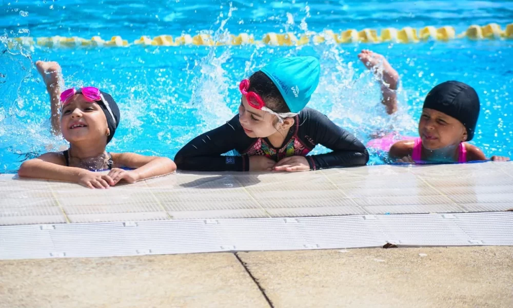Niños que participan en los cursos de verano del Code Jalisco