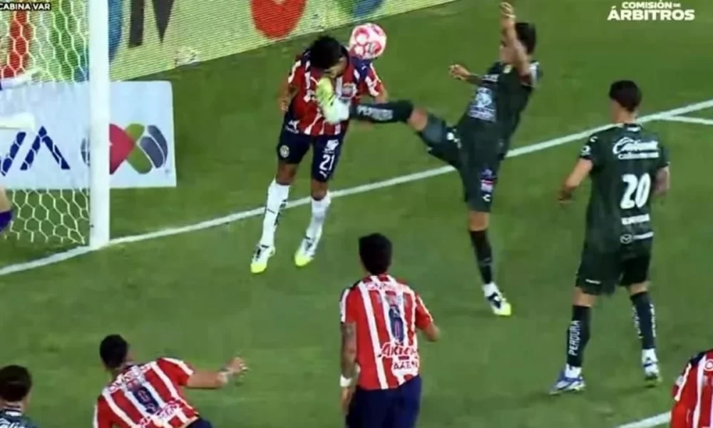 La falta que no se marcó ante Chivas por los árbitros