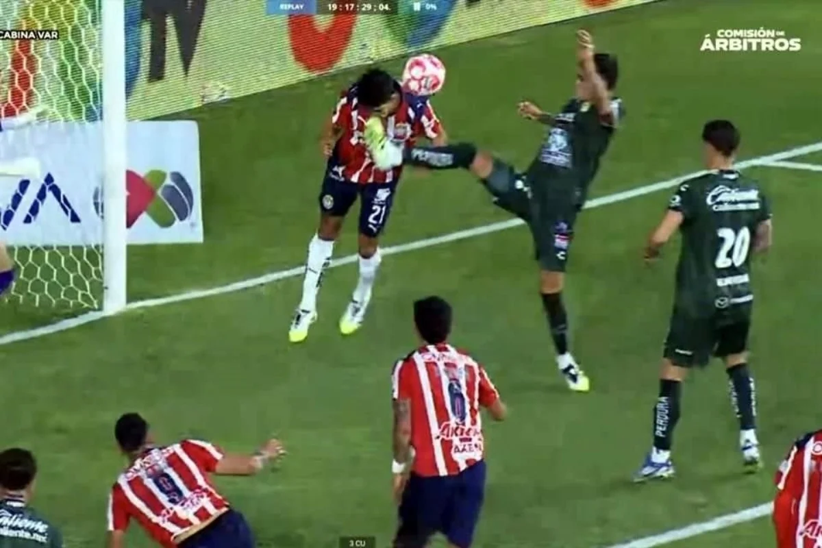 La falta que no se marcó ante Chivas por los árbitros