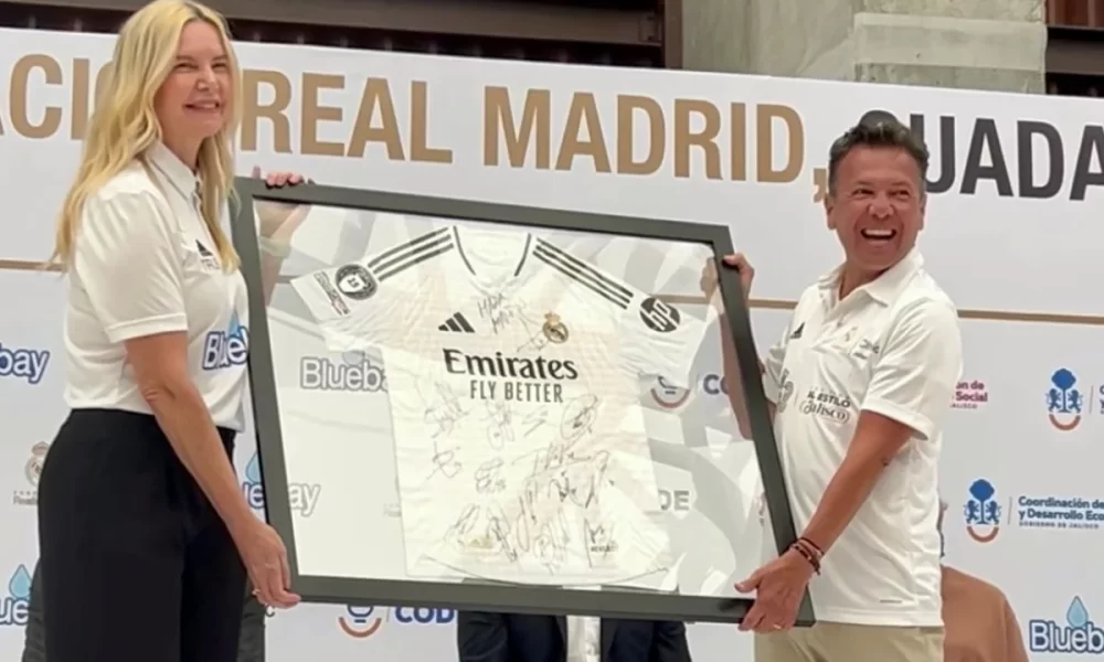 pablo lemus recibe playera del real madrid