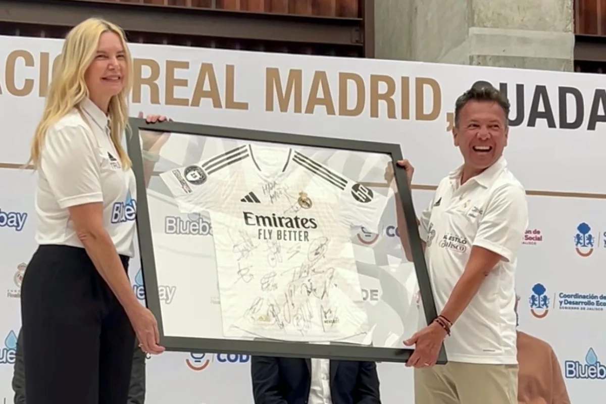 pablo lemus recibe playera del real madrid