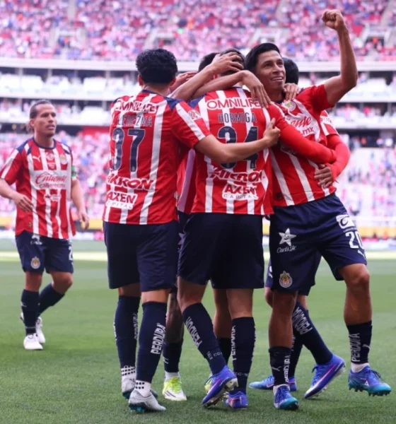 Chivas gana, gusta y golea al Santos Laguna