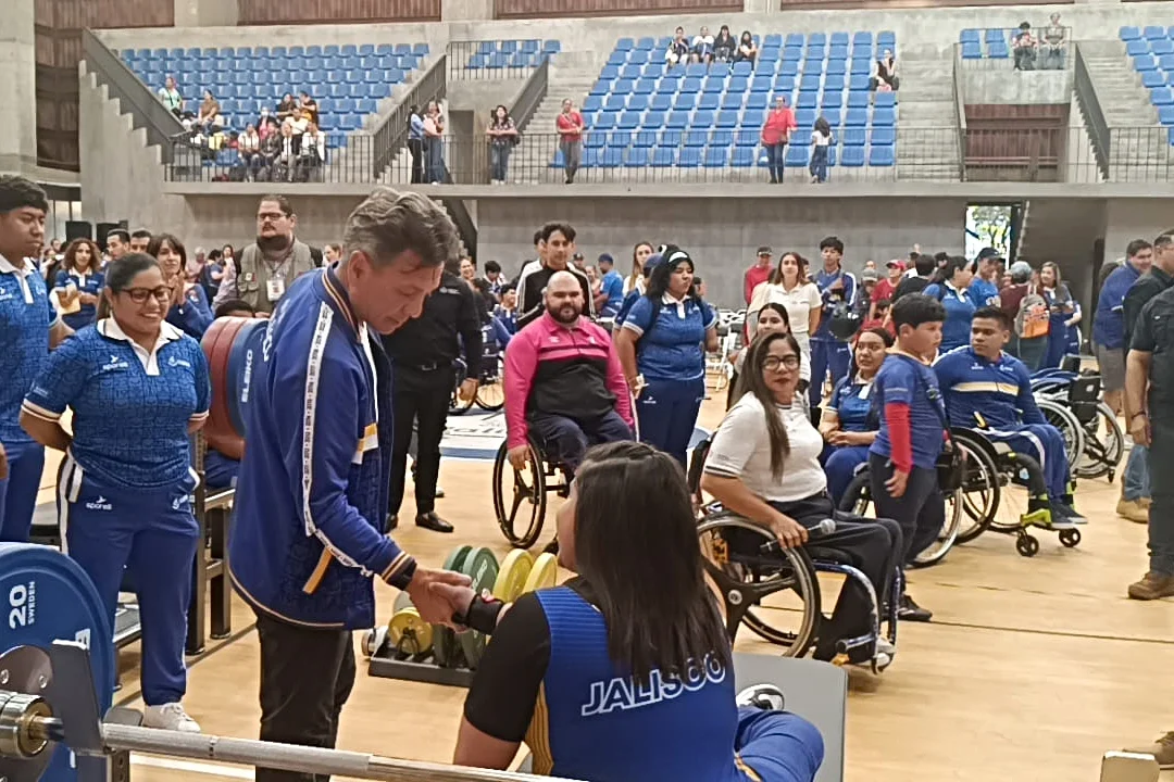 Entregan 5.8 mdp en equipo para deporte adaptado