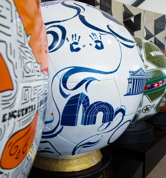 Balones mundialistas llenan de arte la ciudad