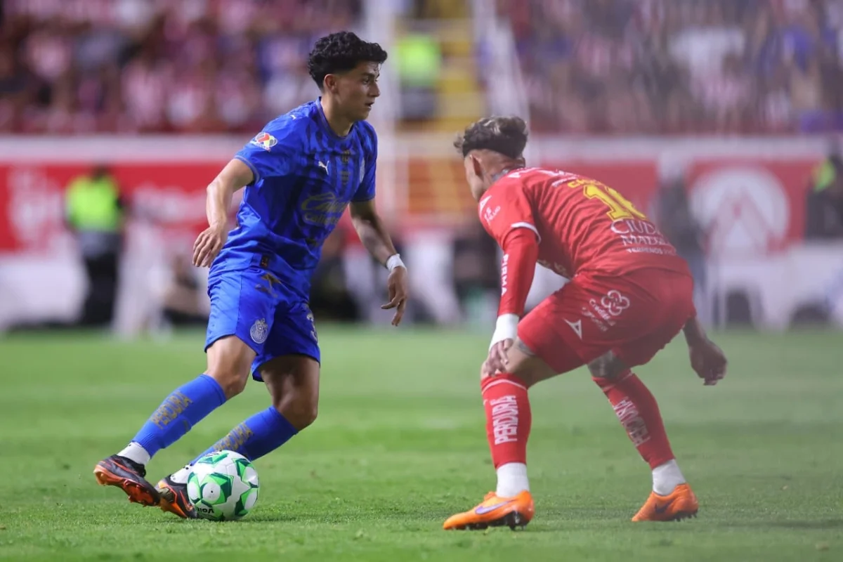 Chivas empata sin goles y deja el liderato en suspenso