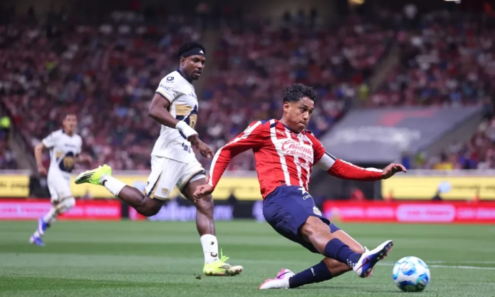 Chivas rescata empate ante Pumas