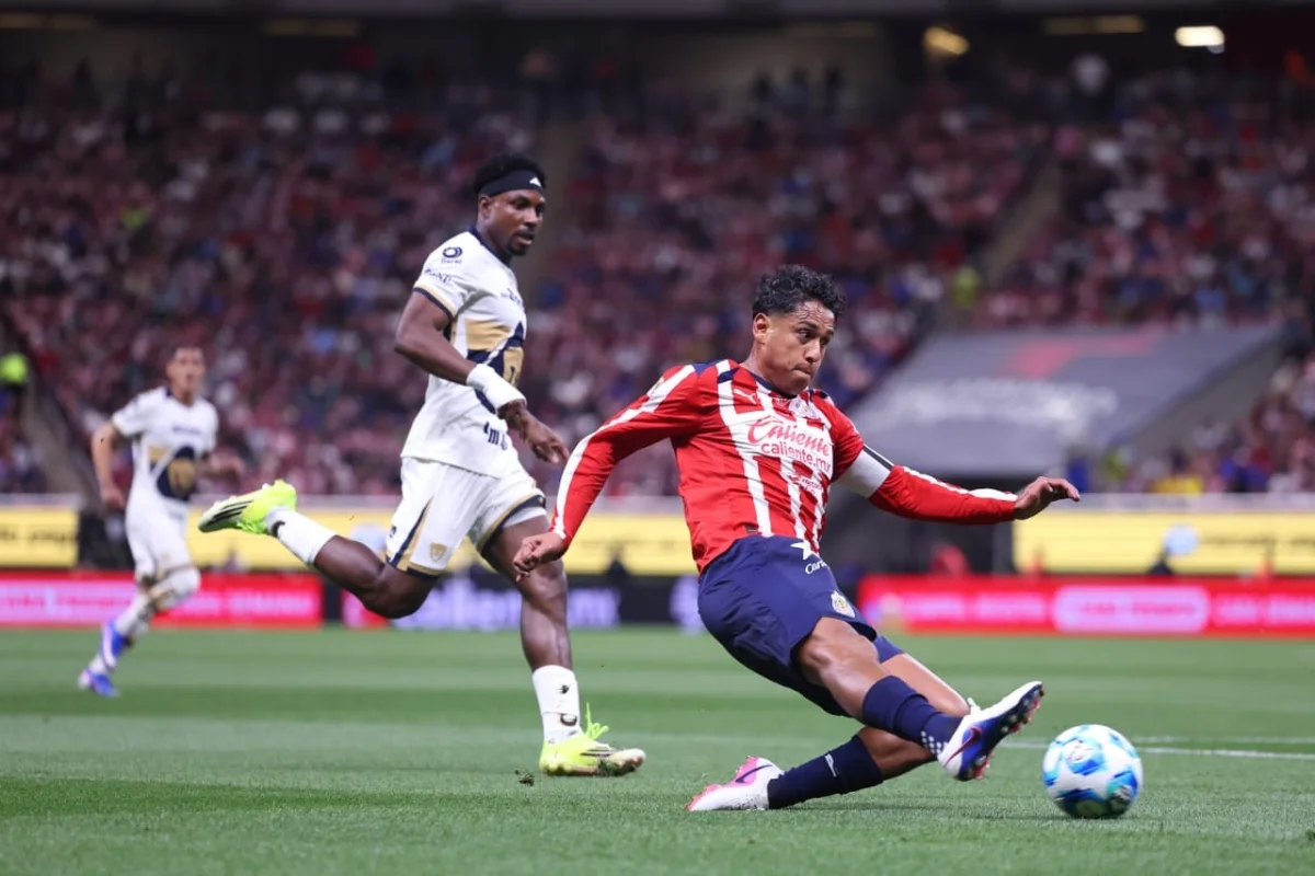 Chivas rescata empate ante Pumas