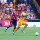 Golean a Chivas pero mantiene el liderato