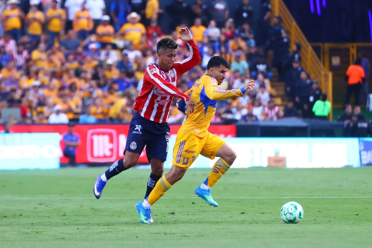 Golean a Chivas pero mantiene el liderato