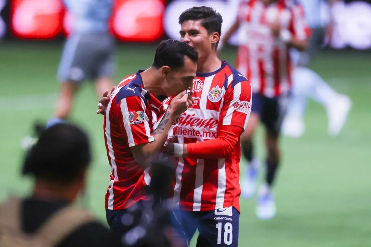 Chivas aplasta al Puebla 5-0
