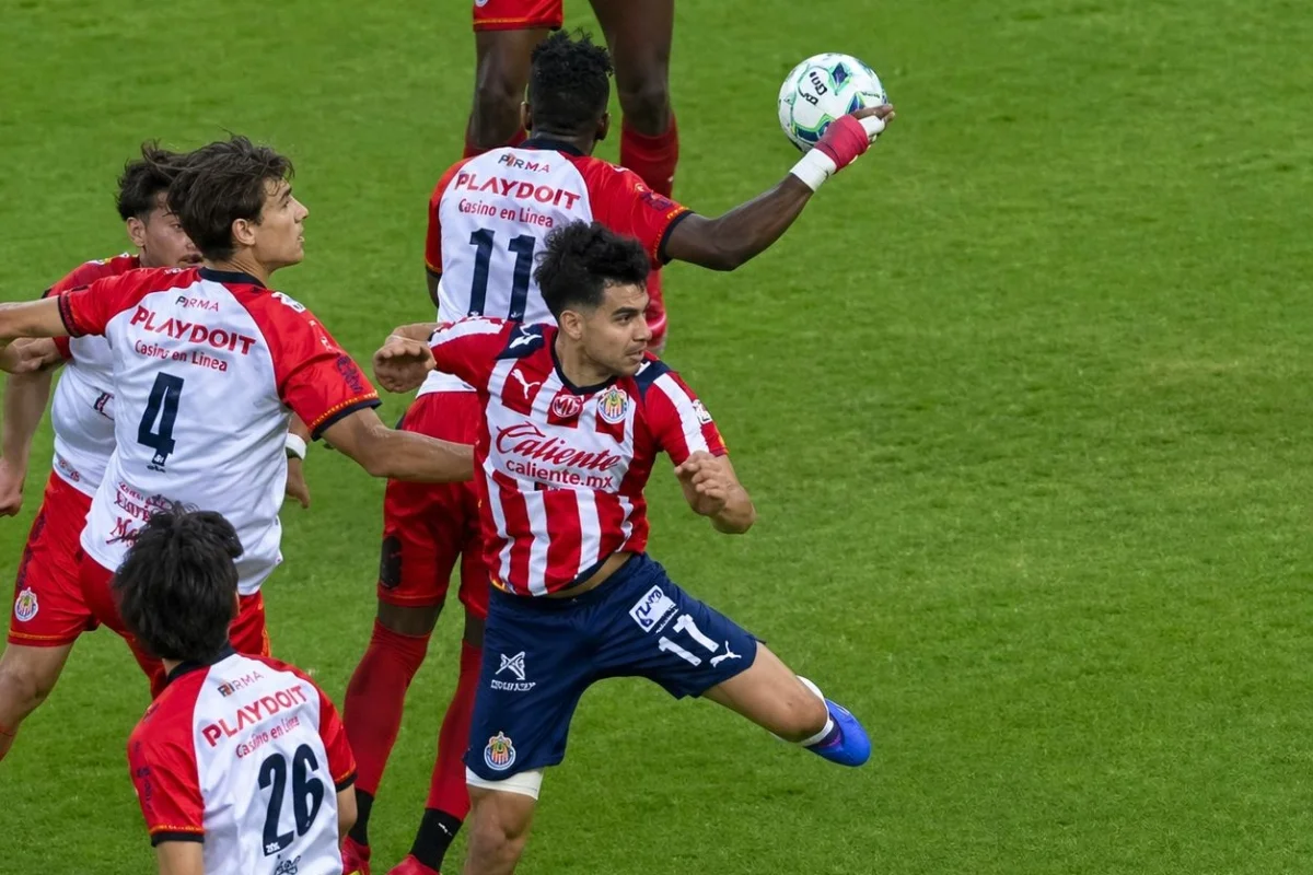 Polémico arbitraje en el Chivas-Xolos