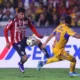 Tigres se impone 3-1 a Chivas en la Ida