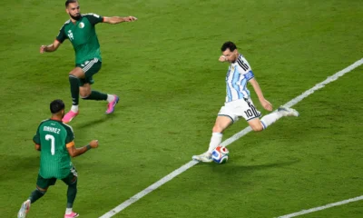 Argentina inicia con autoridad con un Messi histórico