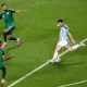 Argentina inicia con autoridad con un Messi histórico