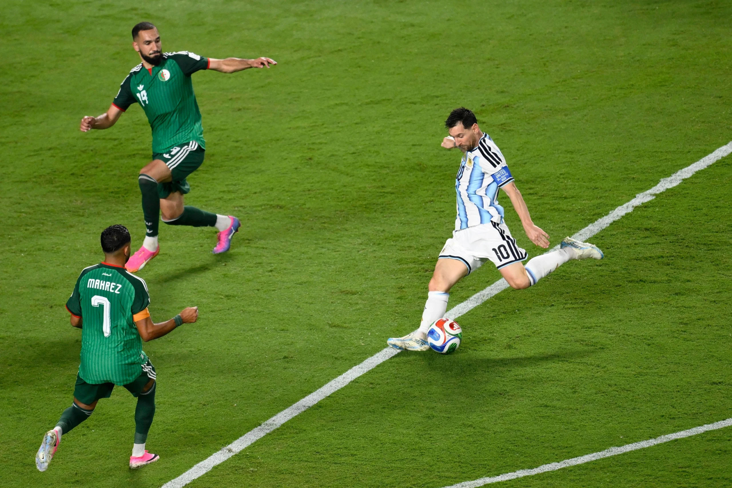 Argentina inicia con autoridad con un Messi histórico