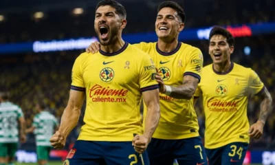 Jugadores del Club América celebran uno de los goles anotados durante la victoria 3-0 sobre Santos Laguna en el Estadio Banorte.