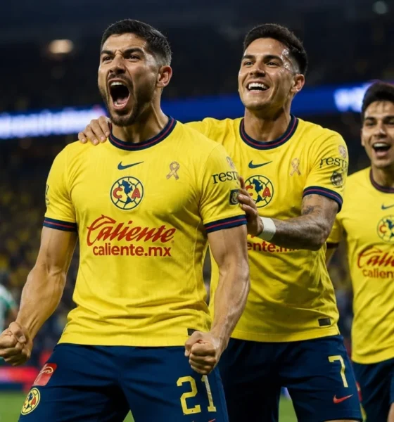 Jugadores del Club América celebran uno de los goles anotados durante la victoria 3-0 sobre Santos Laguna en el Estadio Banorte.