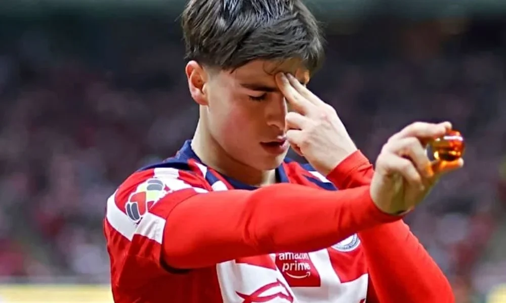 Es oficial: Armando "La Hormiga" González deja a Chivas para fichar con el Olympiacos