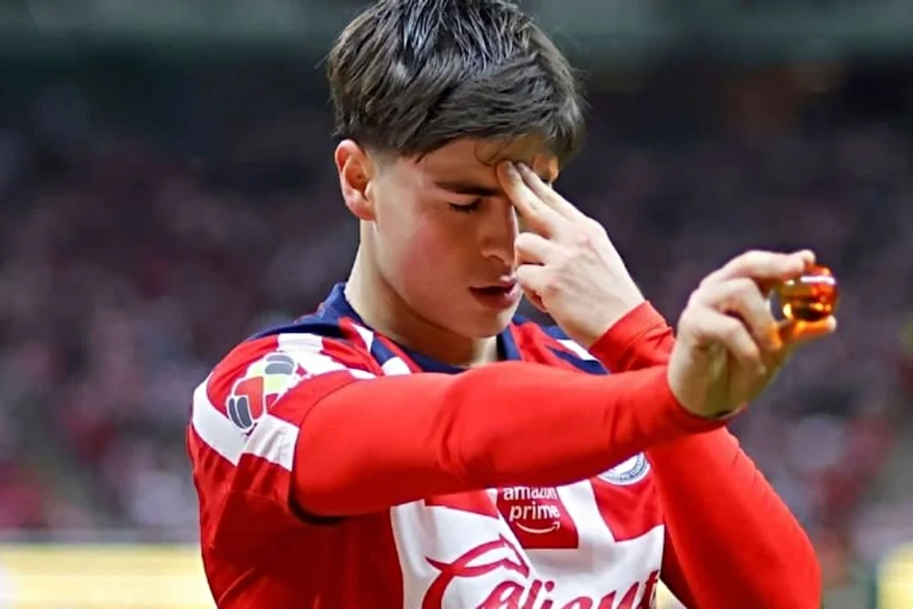 Es oficial: Armando "La Hormiga" González deja a Chivas para fichar con el Olympiacos