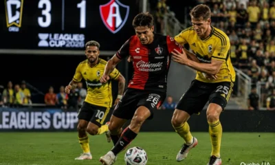 Jugadores de Atlas disputan el balón contra Columbus Crew durante su debut en la Leagues Cup 2026.