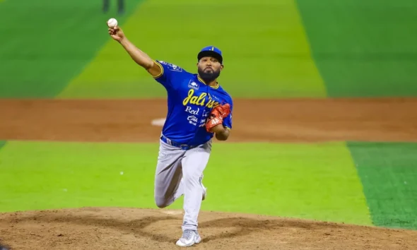 Jugadores de Charros de Jalisco celebran una carrera durante el triunfo ante Dorados de Chihuahua.