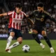 Roberto Alvarado disputa el balón durante el partido entre Chivas y LAFC en la Leagues Cup 2026.
