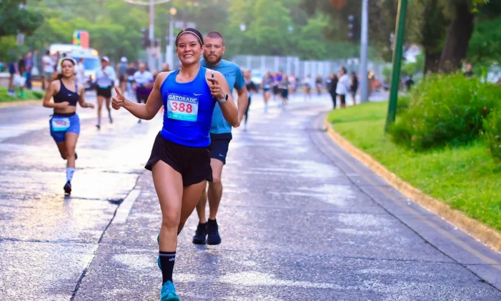 Corredoras y corredores participan en la segunda edición de Corre La Milla 2026 sobre avenida Patria, en Zapopan.