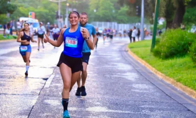 Corredoras y corredores participan en la segunda edición de Corre La Milla 2026 sobre avenida Patria, en Zapopan.