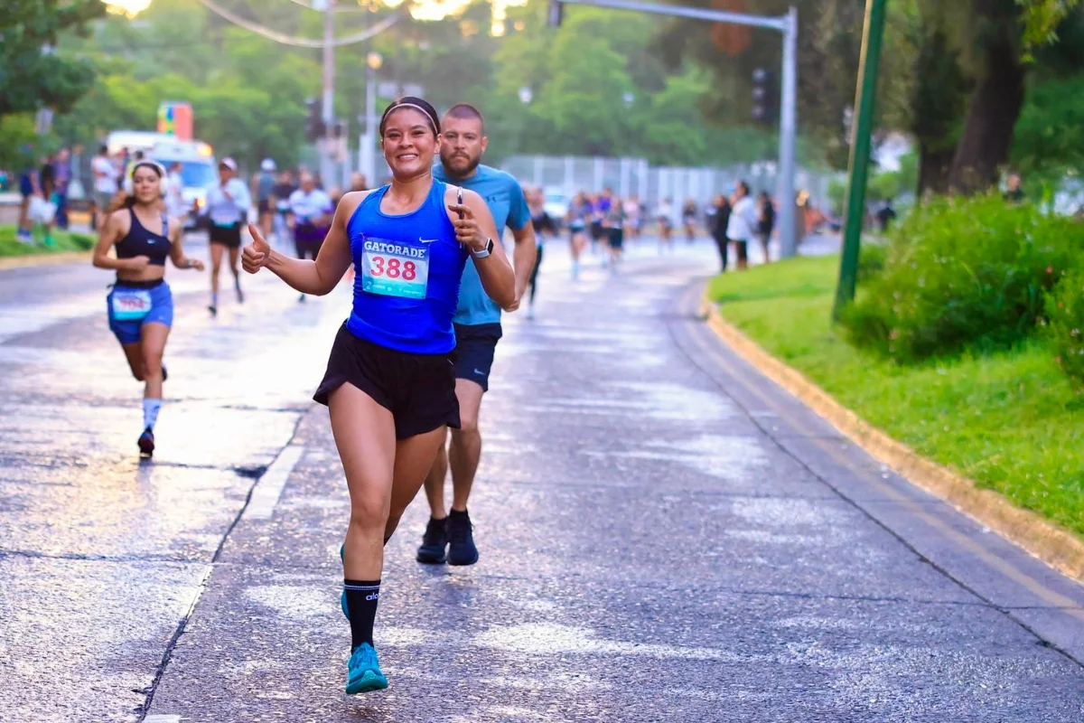 Corredoras y corredores participan en la segunda edición de Corre La Milla 2026 sobre avenida Patria, en Zapopan.