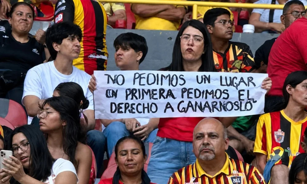 Leones Negros y su afición exigen el regreso del ascenso al fútbol mexicano