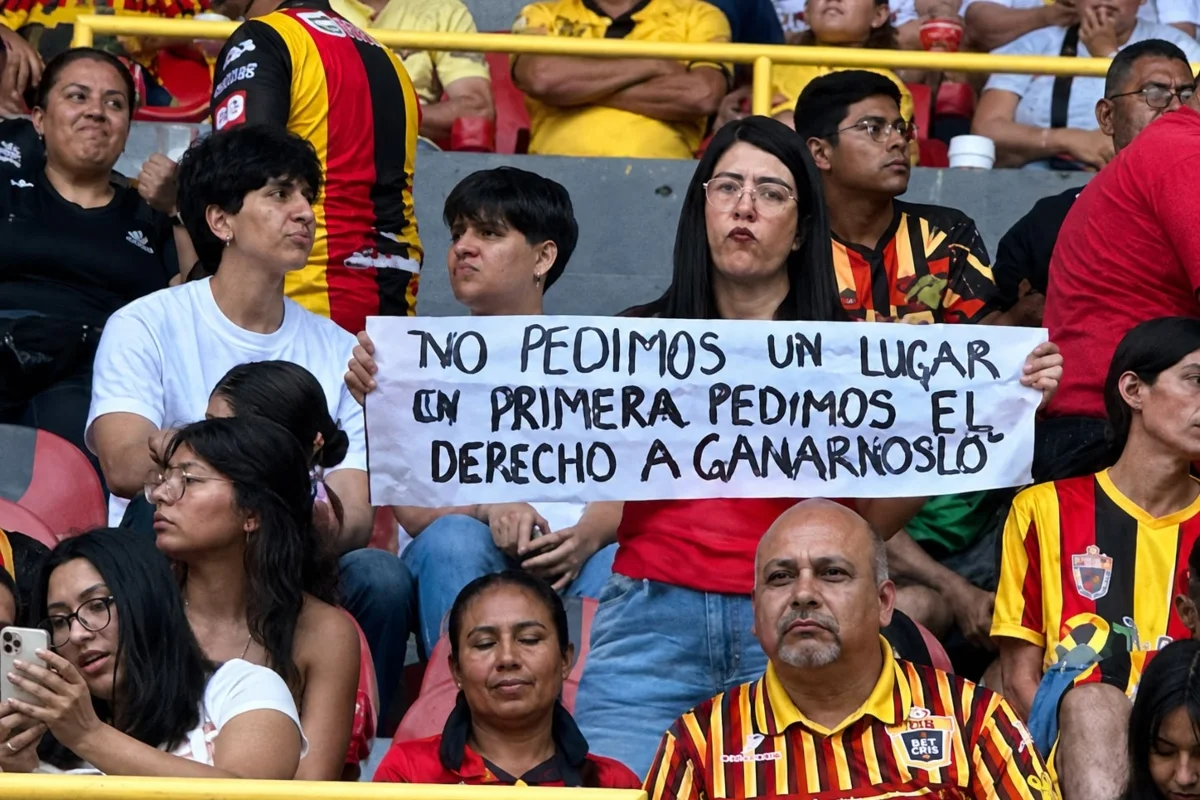 Leones Negros y su afición exigen el regreso del ascenso al fútbol mexicano
