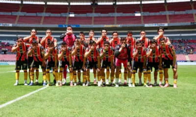 Jugadores de Leones Negros protestan por el regreso del ascenso y descenso durante el partido ante Piratas FC