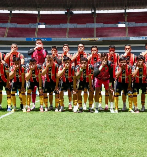 Jugadores de Leones Negros protestan por el regreso del ascenso y descenso durante el partido ante Piratas FC