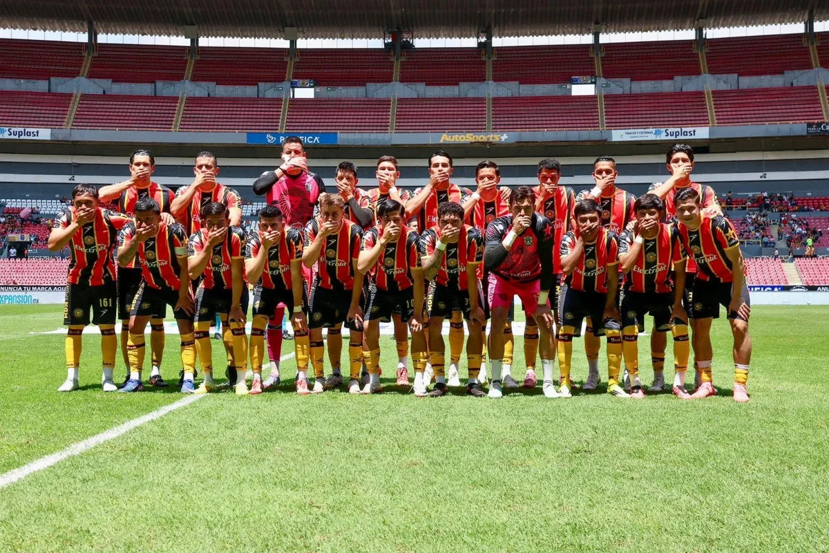 Jugadores de Leones Negros protestan por el regreso del ascenso y descenso durante el partido ante Piratas FC