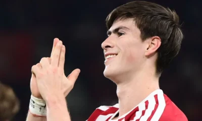 Armando González celebra un gol con el Olympiacos ante el Volos