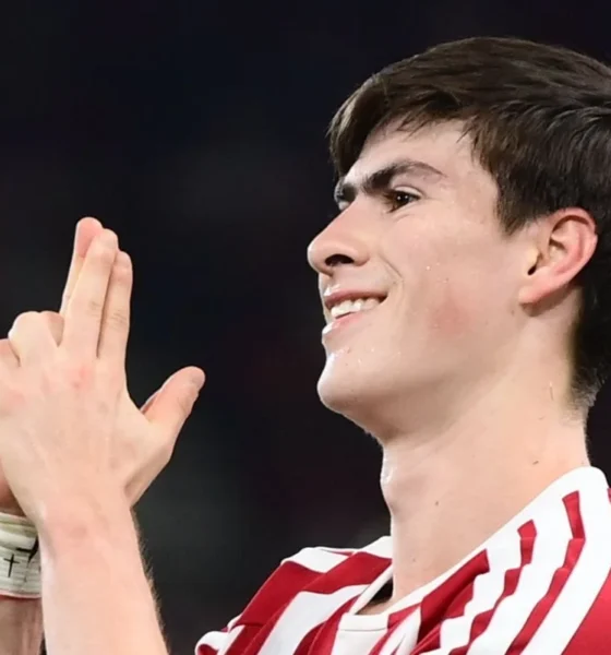 Armando González celebra un gol con el Olympiacos ante el Volos