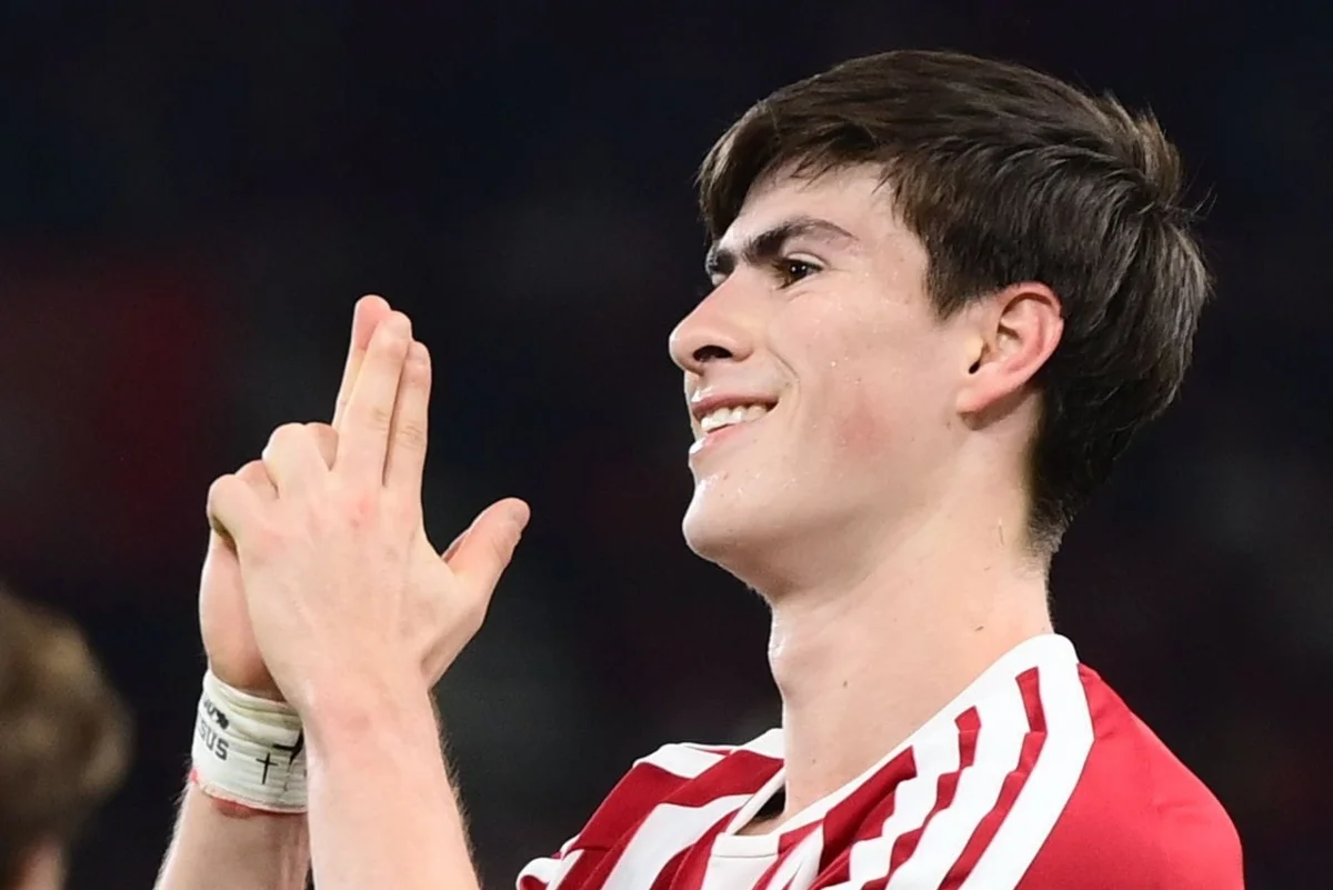 Armando González celebra un gol con el Olympiacos ante el Volos
