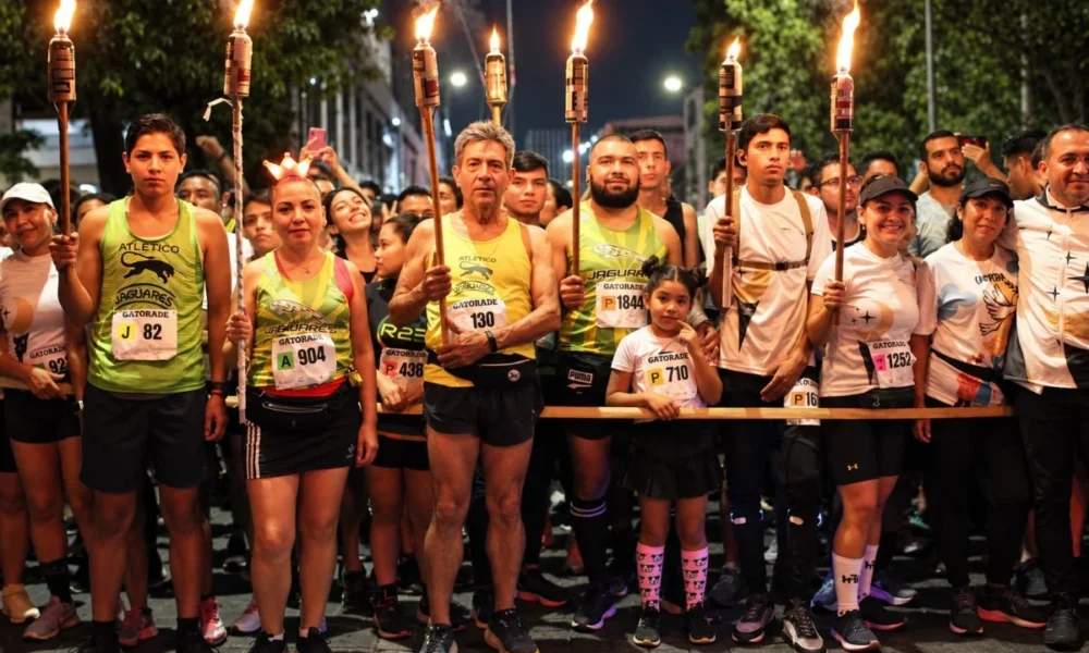 Corredores participan en la Carrera de las Antorchas de Tlaquepaque