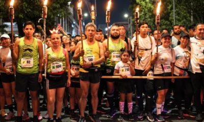 Corredores participan en la Carrera de las Antorchas de Tlaquepaque