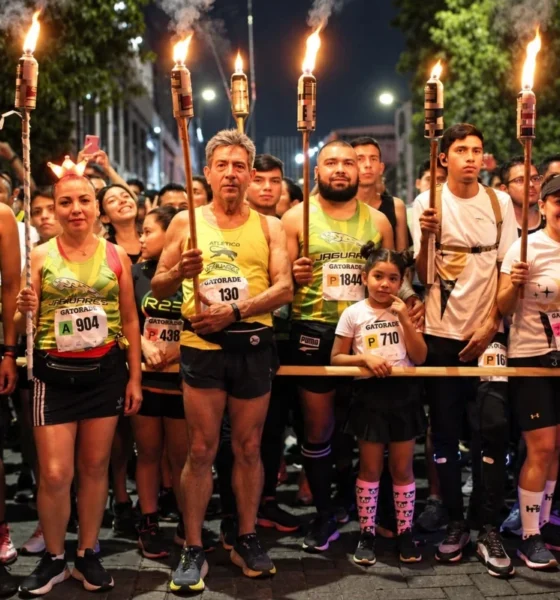 Corredores participan en la Carrera de las Antorchas de Tlaquepaque