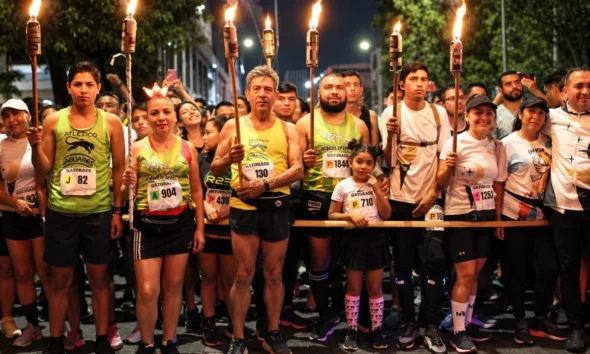 Corredores participan en la Carrera de las Antorchas de Tlaquepaque