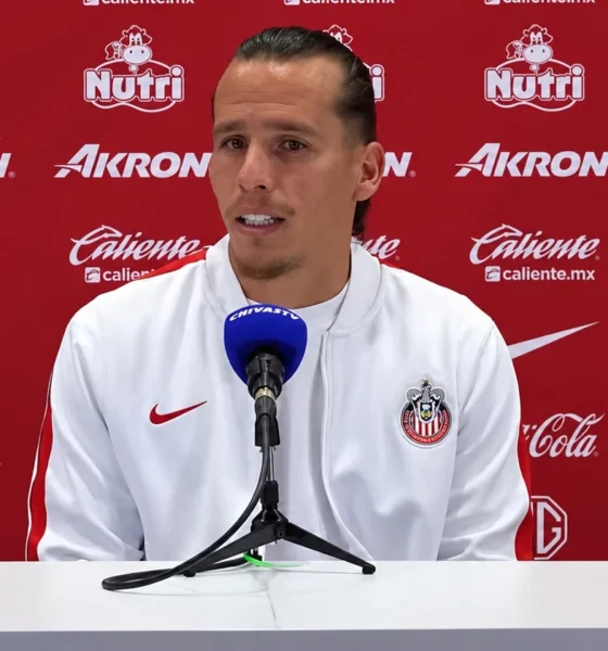 Rubén “Oso” González durante conferencia de prensa de Chivas previo al partido ante Querétaro.
