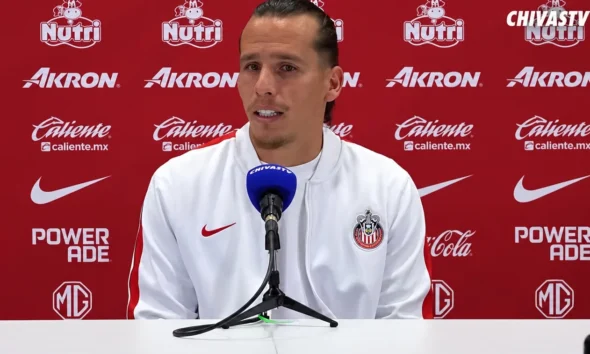 Rubén “Oso” González durante conferencia de prensa de Chivas previo al partido ante Querétaro.