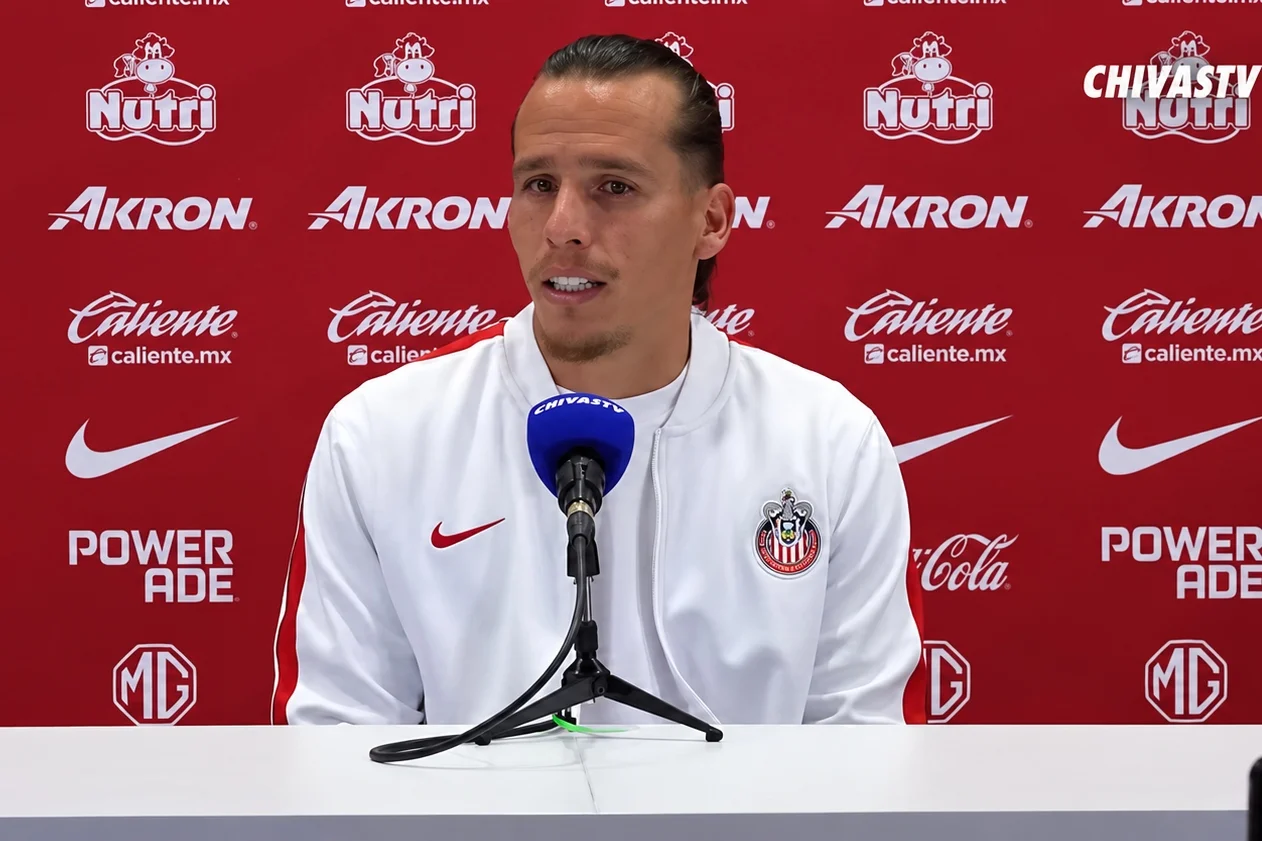 Rubén “Oso” González durante conferencia de prensa de Chivas previo al partido ante Querétaro.