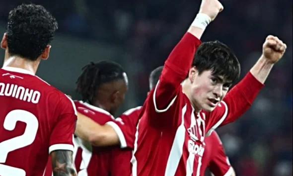 Armando La Hormiga González celebra su gol con Olympiacos en la Europa League